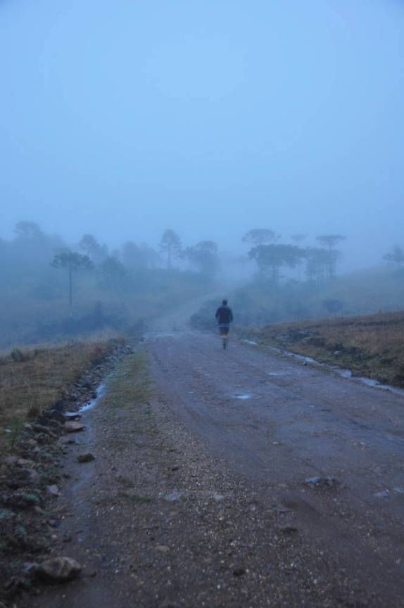 Correndo num fim de tarde fantasmagórico nos campos de altitude, na região de São José dos Ausentes - RS